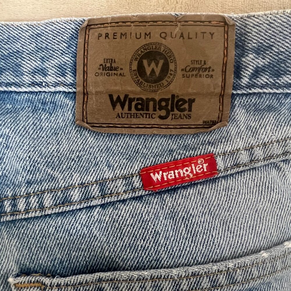 Wrangler Hero authentic jeans, light wash, visibly distressed 30x27